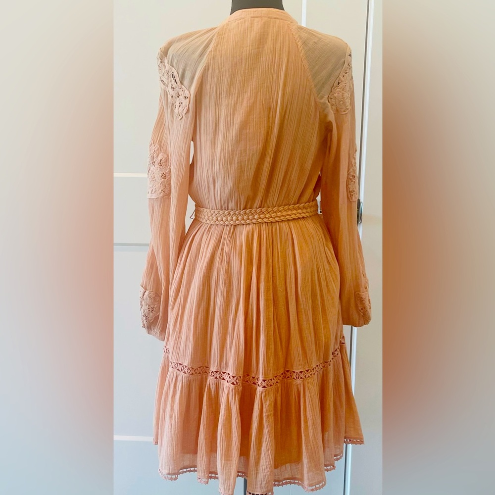 Beautiful knee length dress from Guess, size small. Brand new with tag.